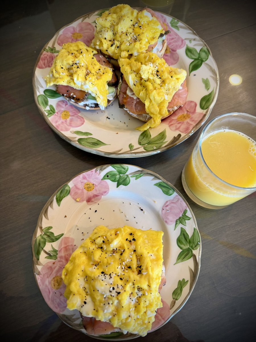 mlzema's tweet image. #TwitterSupperClub
#SundayBrunch!

Open-Faced Breakfast Bagel w/a Toasted Everything Bagel, Whipped Cream Cheese, Sliced Cucumber, Lox w/Honey Mustard Dressing, Scrambled Eggs &amp;amp; Everything-But-The-Bagel Seasoning