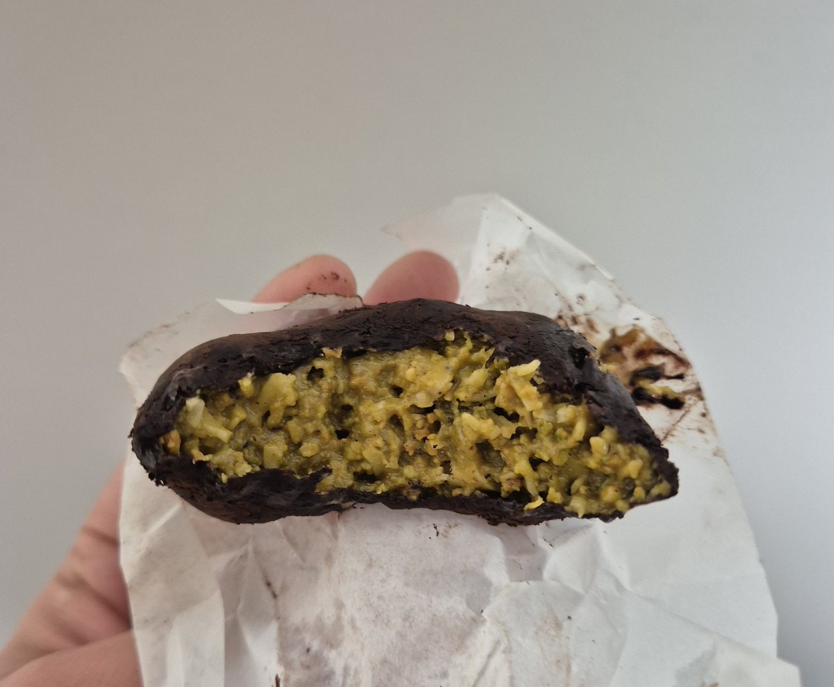 잠시 자랑 좀.
친구가 직접 만들어준 두쫀쿠.
알바 중이었는데 이거 주러 버스타고 40분 걸려서 옴.