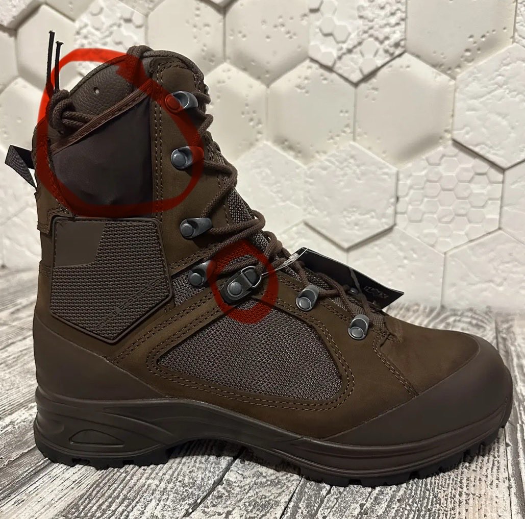 Крім цього в Хайксів є дві круті штуки:
1. Кишенька для шнурків. Так, ви не пхаєте їх в берці, не вʼяжете на ногу, не мотаєте скотчем, а просто пхаєте в кишеньку.
2. Люверси на замку. 4й ряд люверсів закривається і якщо ви сиділи розпустивши берці до 4 ряду