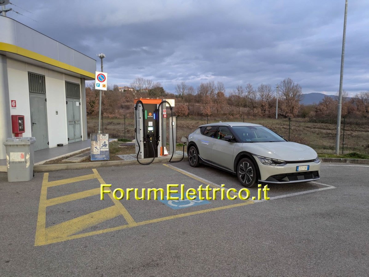 forumelettrico's tweet photo. La stazione di ricarica Edison Next presso l'Eni di Arezzo in frazione Battifolle: tutto ok fino ad almeno 131 kW e nell'area di servizio troviamo un bar pizzeria aperta tutti i giorno dalle 5:30 alle 20 https://t.co/5C0HmjiktE #Battifolle #Arezzo #EdisonNext https://t.co/clorxTat9y