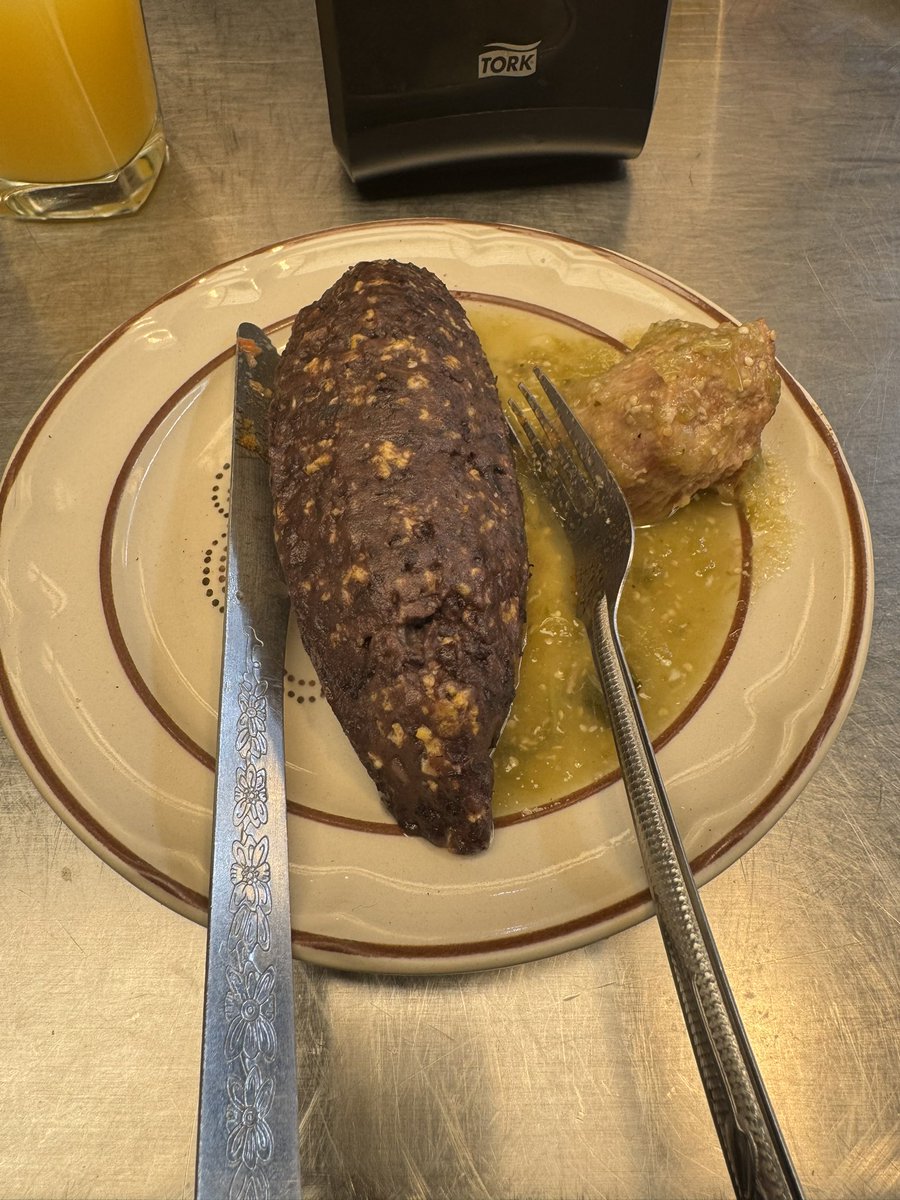 Cuauhtemoc_1521's tweet photo. Y tú has escuchado de la Fonda Margarita ubicada en la colonia del Valle? Muchos de sus comensales, entre ellos Anthony Bourdain han afirmado que es el mejor lugar para desayunar en la CDMX. Este lugar comenzó desde 1948 sirviendo comida desde las 5 de la mañana a los albañiles, pintores y constructores que transformaban el antiguo barrio de Tlacoquemecatl en la moderna colonia del Valle. 
Margarita Lugo de Castillo, fue su fundadora. Ella junto con sus hermanas comerciaba flores y legumbres, sin embargo su talento para preparar guisados la llevó a establecer un puesto de comida en las inmediaciones de su barrio.

Desde las 5:30 las cazuelas de Margarita alimentaban a albañiles, pintores, ingenieros, jardineros, arquitectos y demás trabajadores. Al pasar de los años y con la colonia establecida Margarita se mudó a un local hecho de carrizos de bambú.
 Lo que desayuné: huevos tirados, puerco en tomate y tortitas de carne en caldillo de jitomate. 

Y tú has visitado este lugar? Cuál es tu opinión?