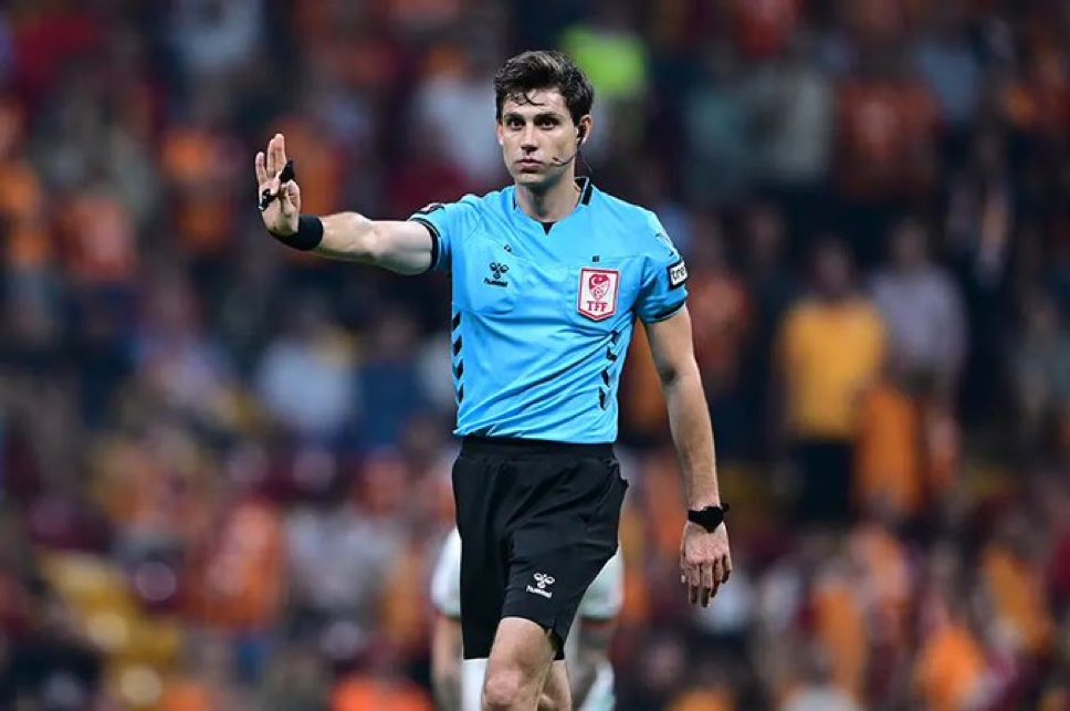 Gs maçında Samsun’un penaltıyı vermedi. Bugünde Fener puan kaybetsin diye her şeyi yapıyor. Hakem makem değilsin babyface oe seni.