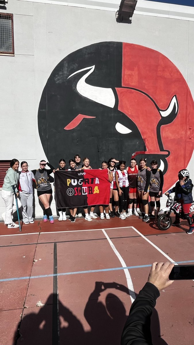 _paulixuu's tweet photo. ¡El esfuerzo tiene recompensa! 🙌
Enhorabuena a nuestro equipo juvenil femenino por su gran triunfo 3-1 ayer vs La Vega Voley. Demostrando garra, técnica y mucho corazón en la pista. A pesar de todo demostraron ser un gran equipo.  ¡A seguir así! ❤️🏐 https://t.co/uh3ccmn8ch