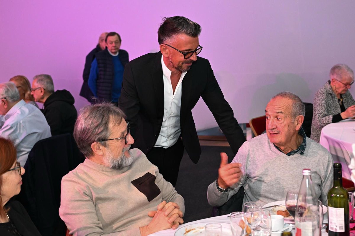 luccarvounas's tweet photo. Très belle seconde journée pour notre traditionnel Banquet des #seniors @Alfortville_94 pour leur souhaiter une très belle et heureuse année 2026, santé et bonheur. 1/2 https://t.co/80xgfab9Wk