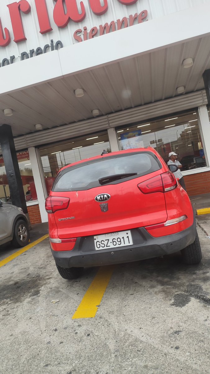 EmergenciasEc's tweet image. #DenunciaCiudadana
Vehículo ocupando dos parqueos en el comisariato de la av de las Américas