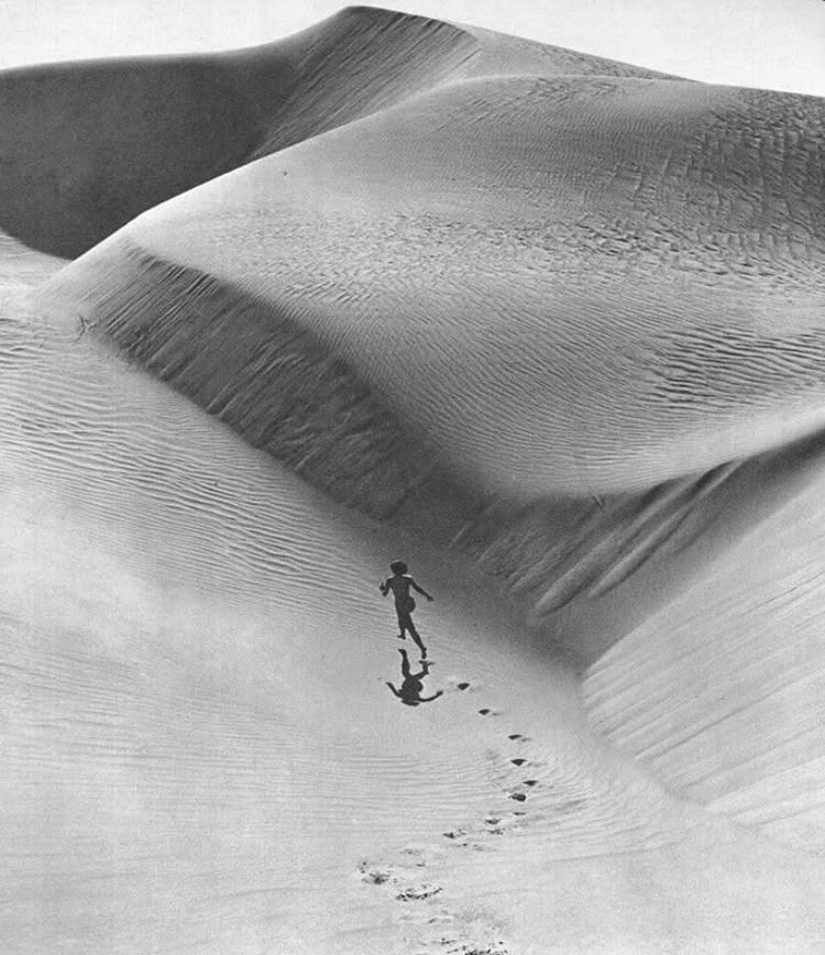 📸 André de Dienes

Around (1959)