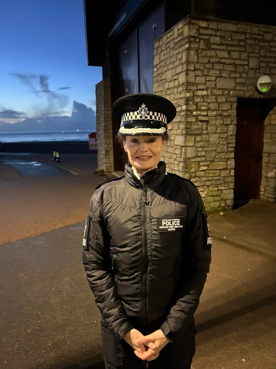 spcspecial's tweet photo. It's time to get rid of the usual black police fleece, it offers nothing but cost......Our uniform is not fit for cold weather, look to upgrade to puffa style jackets like ambo. https://t.co/X9DQVhYouq