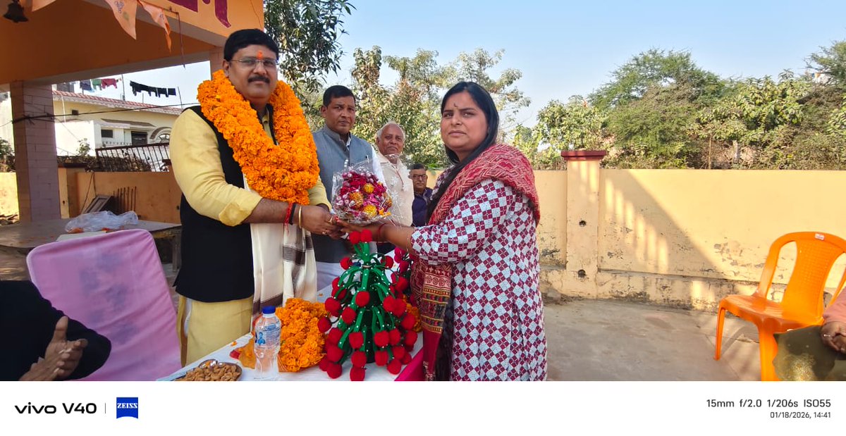 आज नौतनवा नगर स्थित गार्ड्सन कालोनी में श्री विजय श्रीवास्तव जी द्वारा आयोजित जन संवाद कार्यक्रम में सम्मानित नागरिको से मुलाकात कर उनका कुशल क्षेम जाना..!!