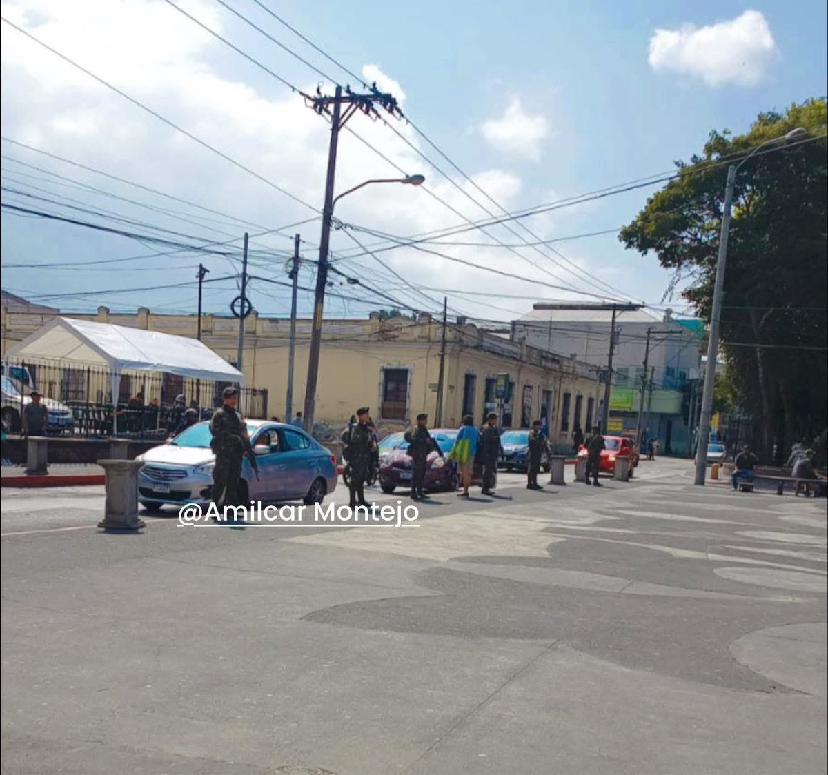 Ejército de Guatemala se está ubicando en algunos lugares de mayor demanda en Ciudad Guatemala.

Por favor, vecinos debemos colaborar en ceder el paso a las fuerzas de seguridad, dar apoyo para que el tránsito de ambulancias sea libre, dé la vía en caso de observar alguna