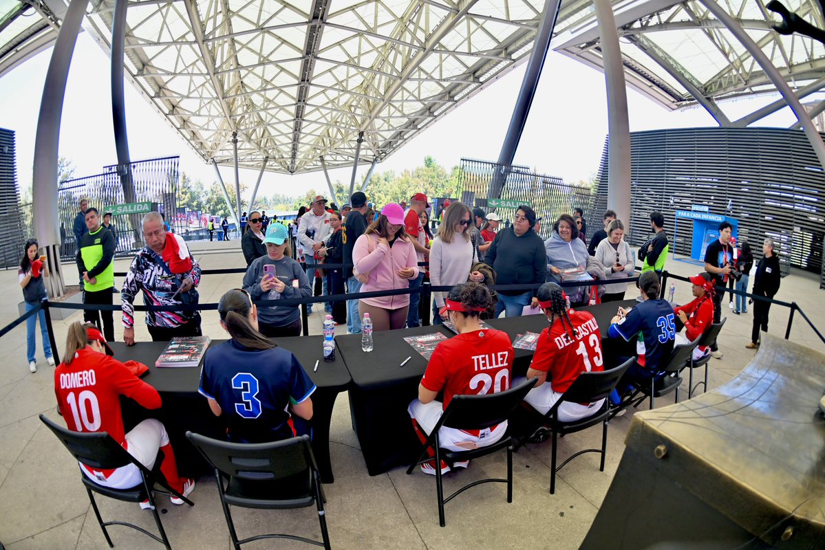 La primera firma de autógrafos del año en el Harp ✍🏼🏟️

🇮🇹🇲🇽