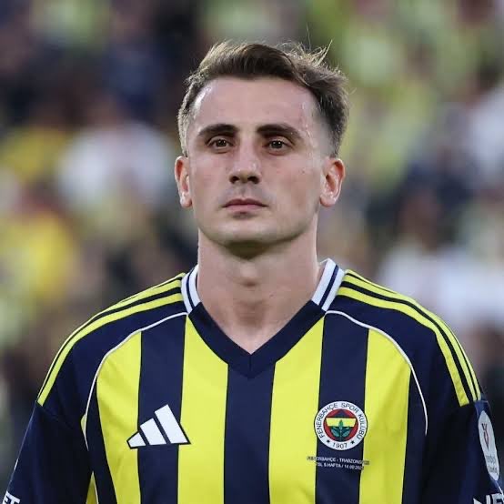 Bak güzel kardeşim. 
Sorunun ne bilmiyorum ama taktik ama mental.
Bu takıma Çocukluk aşkım diyerek 4.5 milyon’a imza atarak geldin.
Oynayamıyorsan da oyundan çıkarken afra  tafra yapmayacaksın takıma gerekirse kenardan destek olacaksın. Haddini bil artık Yeter..!