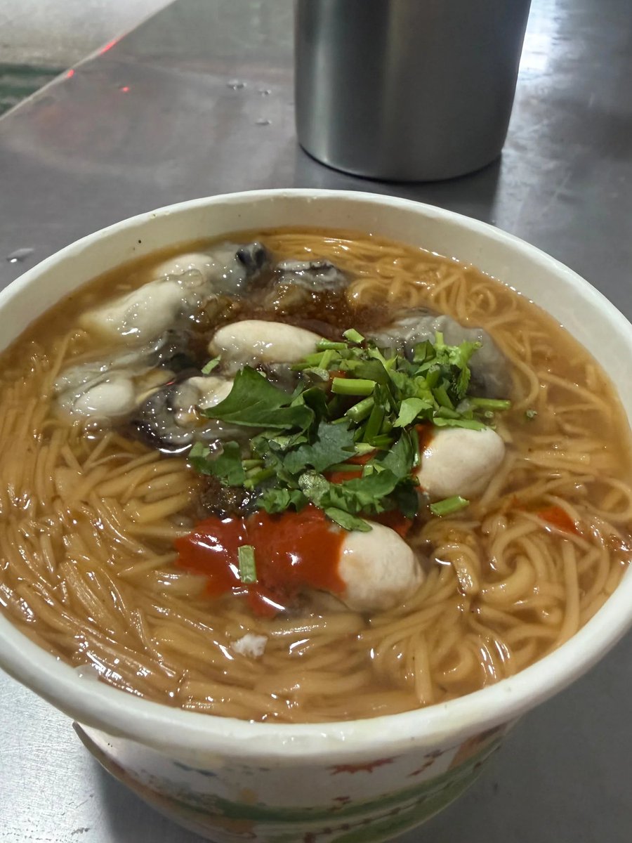 Lin_Linhs's tweet image. まるで学校へ行く途中で朝食を食べているような気分です。