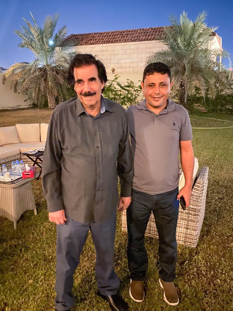 ودّعنا اليوم المناضل والرئيس الجنوبي علي سالم البيض وسط حضورٍ جماهيري كبير. رحل عن دنيانا وهو مظلوم، لكنه رحل أيضًا وهو صادق مع شعبه: لم يخُن، ولم يبع، ولم يُساوم.
هو الرئيس الذي خانه الشمال منذ اللحظة الأولى للوحدة؛ قدّم دولةً بكل مقدراتها، فقوبل بالجحود: حُكم عليه بالإعدام،