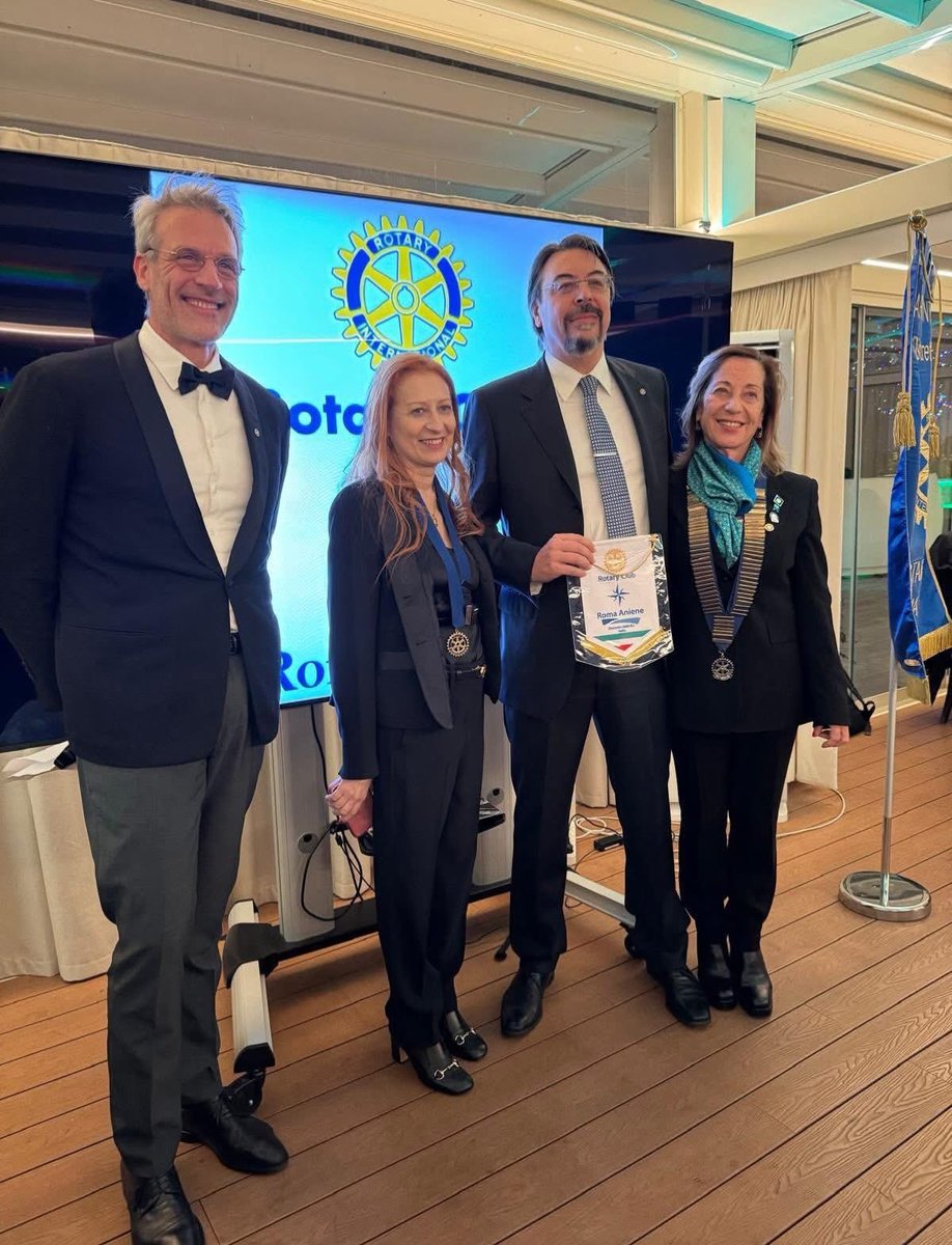 Il Governatore Adriana Muscas ha svolto la visita ufficiale al Rotary Club Roma Aniene, presieduto da Elisabetta Gabrielli, in una serata all’insegna dell’amicizia rotariana, della progettualità e della condivisione dei valori del servizio.