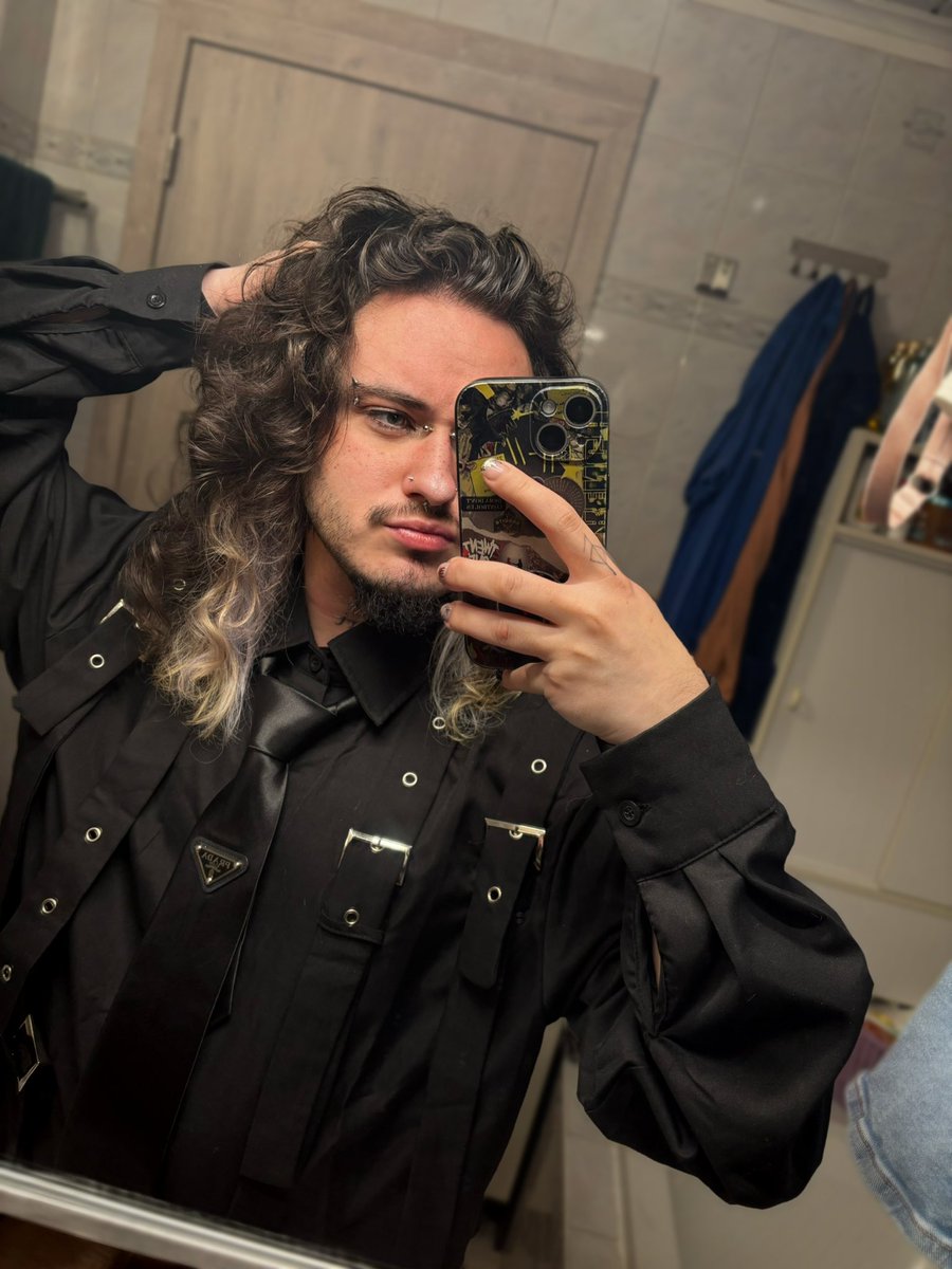 fubukiyoshe's tweet image. ma cravate Prada sur mon set de shooting ajd GRRRRRR #inlove