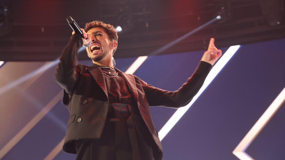 GETTING READY                    TO MAKE HISTORY