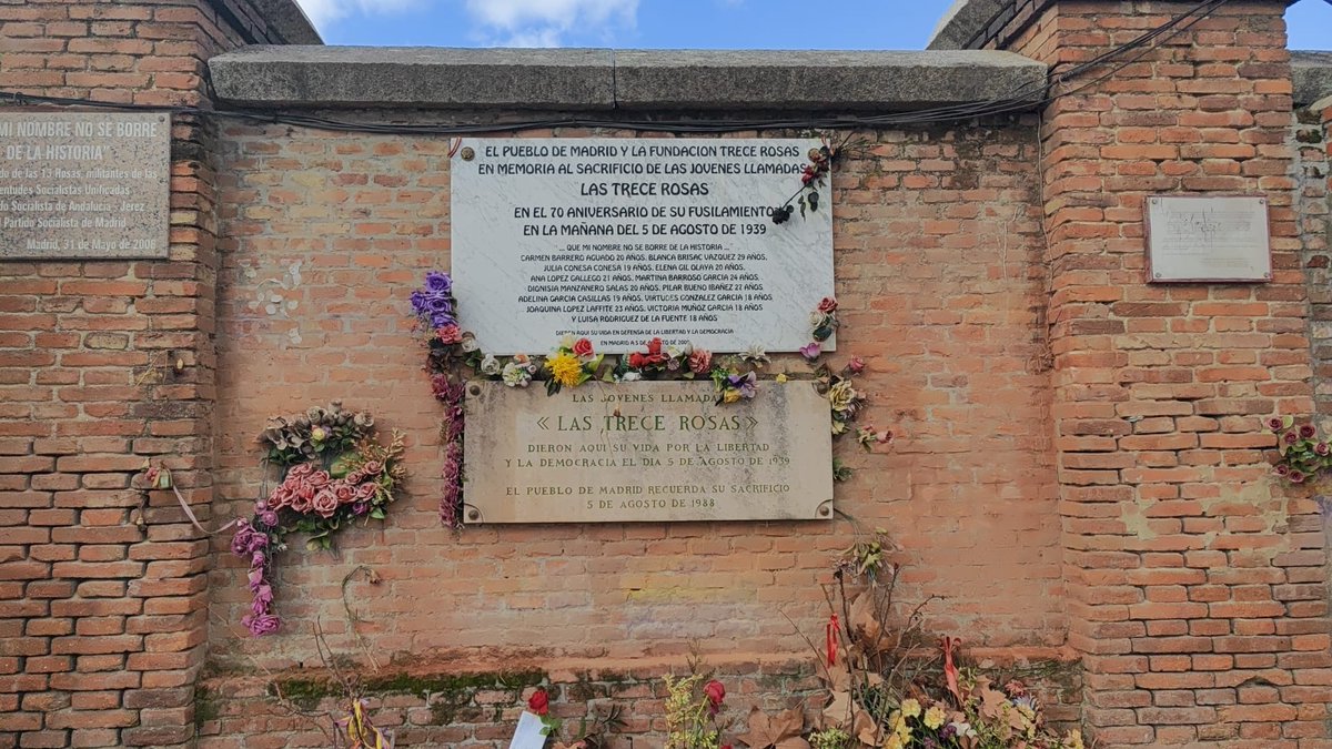 MHA85228220's tweet image. Tras la denuncia hecha por @antolinpulido1, y otros miembros de Los Nadie en Lucha, se han limpiado las pintadas que atentaban contra Sara Santaolalla, pero han limpiado tanto, @Lineamadrid @AlmeidaPP_ , que han borrado hasta la bandera republicana