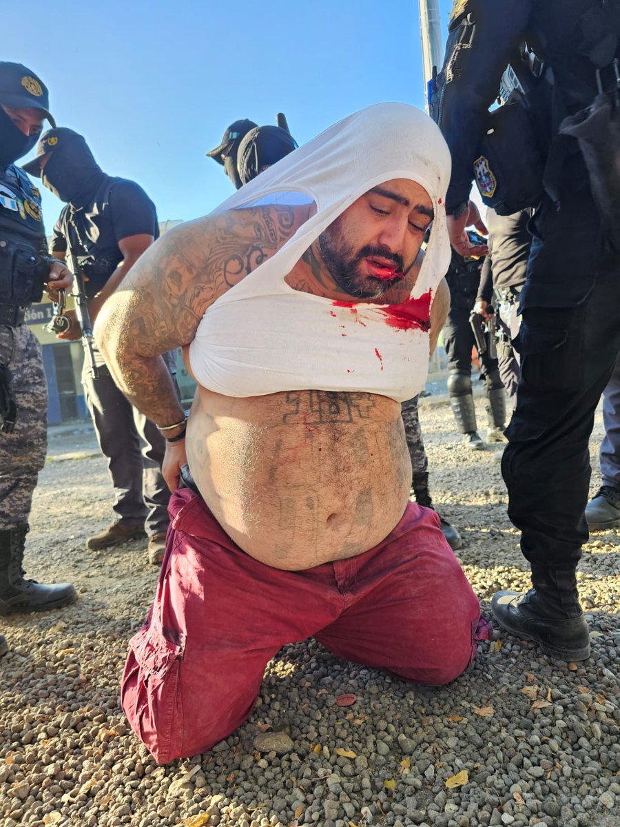 DiariodeCA's tweet photo. #EnElPaísDCA | #Urgente

Policía Nacional Civil ha retomado el control en la cárcel Renovación I, Escuintla y ha liberado a guardias que fueron tomados como rehenes. En estos momentos se neutraliza al máximo líder de la terrorista mara 18, alias “Lobo”.

Acción en desarrollo. Se ampliará.

Vía: @PNCdeGuatemala