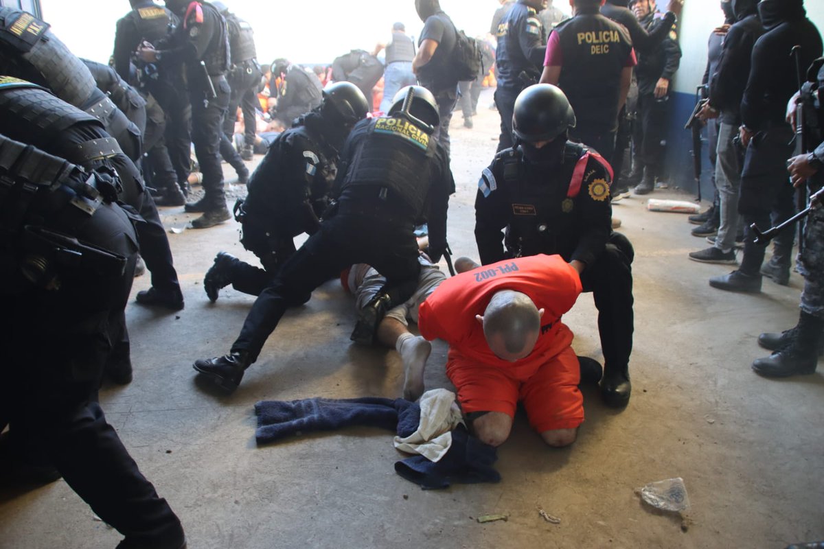 DiariodeCA's tweet photo. #EnElPaísDCA | #Urgente

Policía Nacional Civil ha retomado el control en la cárcel Renovación I, Escuintla y ha liberado a guardias que fueron tomados como rehenes. En estos momentos se neutraliza al máximo líder de la terrorista mara 18, alias “Lobo”.

Acción en desarrollo. Se ampliará.

Vía: @PNCdeGuatemala