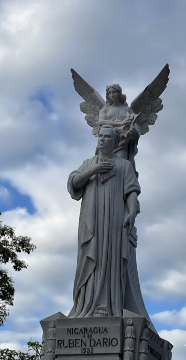 Se necesitaría, Roosevelt, ser Dios mismo,
el Riflero terrible y el fuerte Cazador,
para poder tenernos en vuestras férreas garras.

Y, pues contáis con todo, falta una cosa: ¡Dios!”.

💙✨