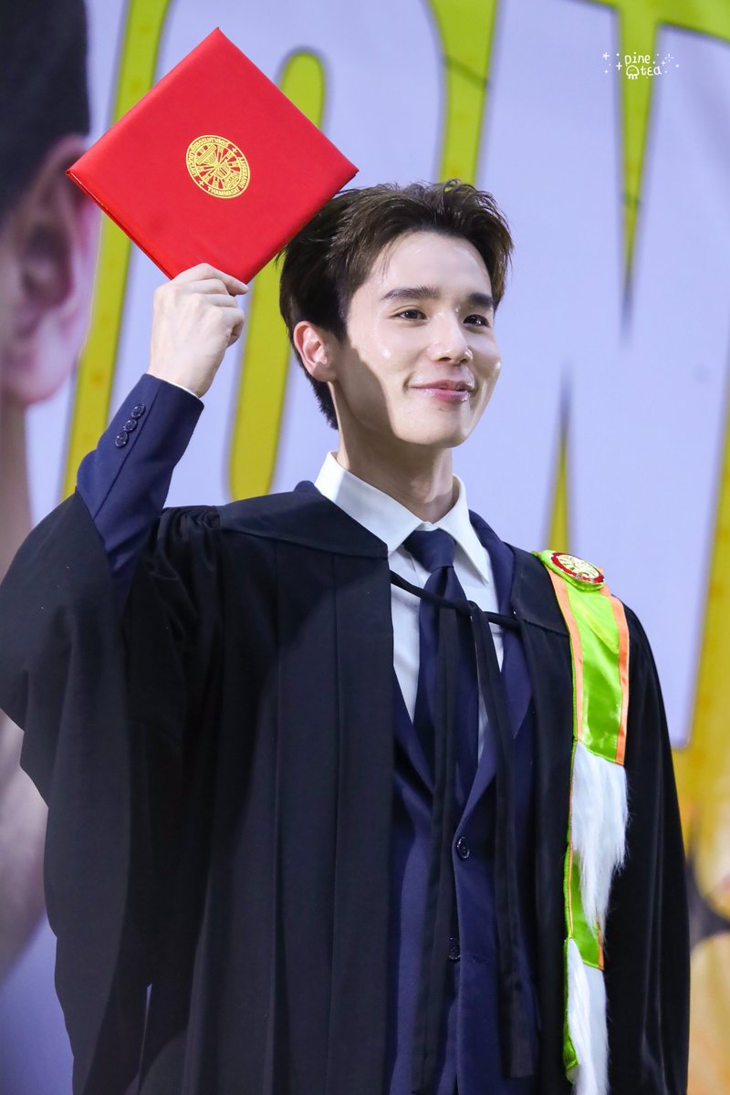 pinetea595's tweet photo. มองกี่ทีกะภูมิใจอ่ะ

#JimmyGraduationDay 
#jimmyyjp @jimmyyjp_ https://t.co/zlibfyBusu