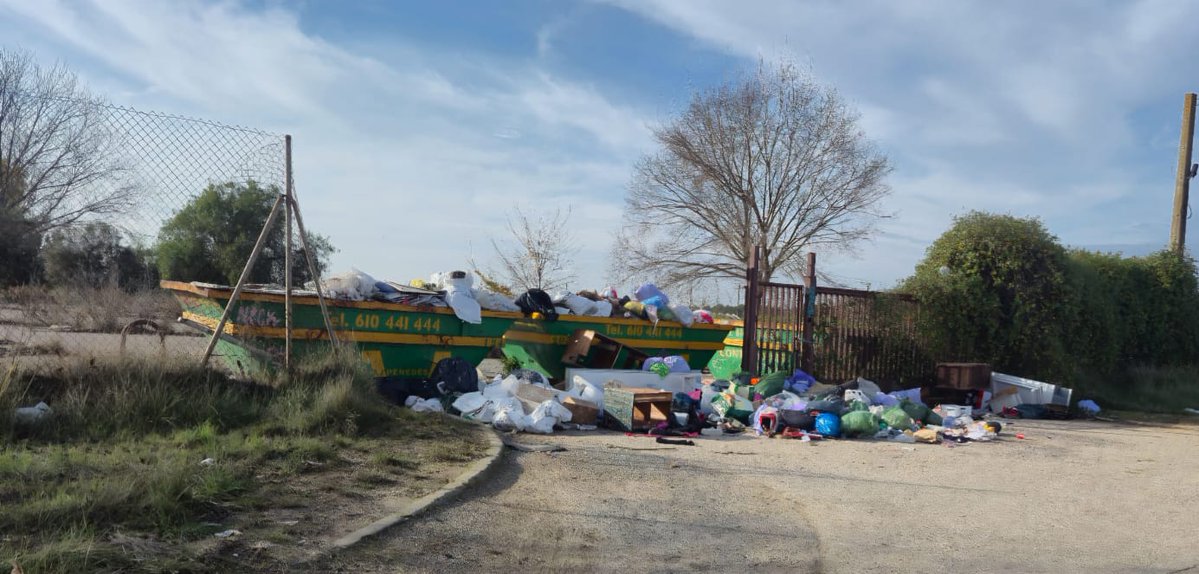 AltPenedesAC's tweet image. El porta a porta exigeix control municipal exhaustiu i una planificació realista. 
@AjLaGranada  no s’està fent ni una cosa ni l’altra. 

🔴Generant un nou problema: el turisme de les deixalles. La brossa no es gestiona, es desplaça, acabant als voltants del poble i als municipis…