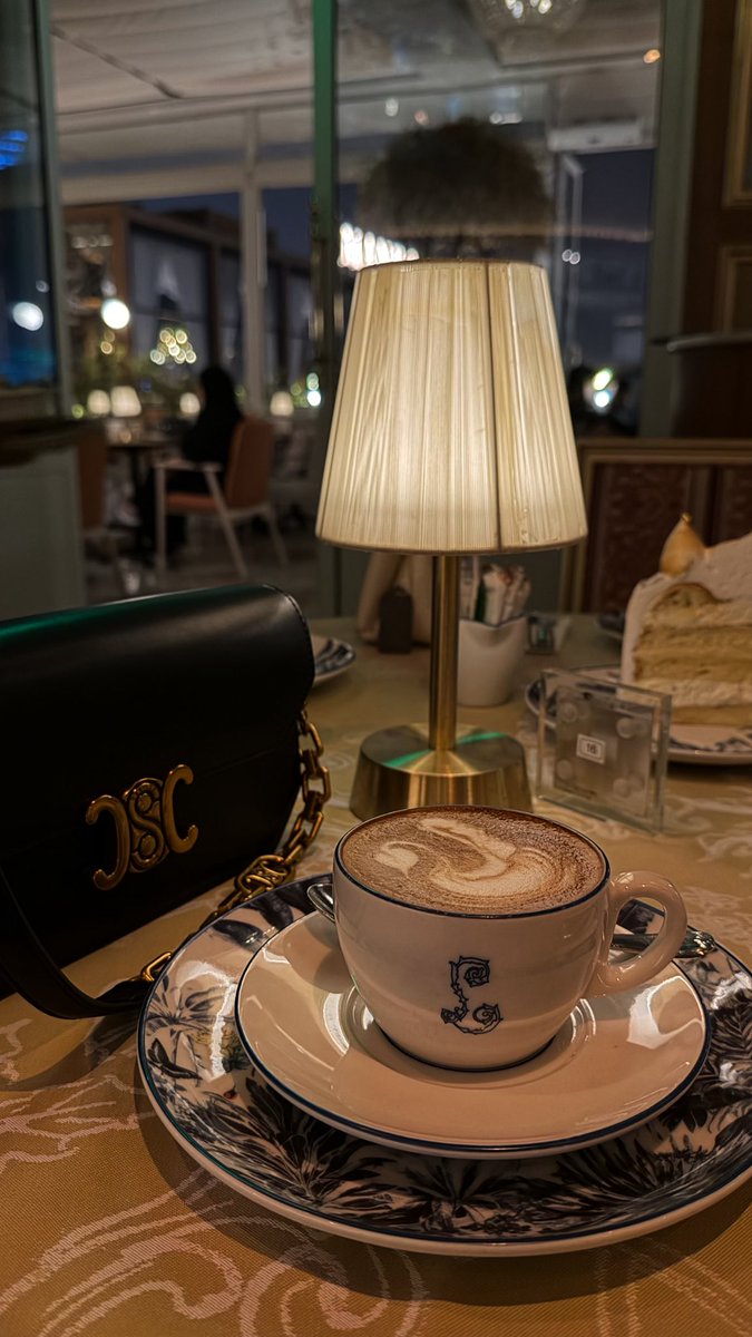 بعض اللحظات تشُبهنا، 
هادئة، نقيّة، ومليئة بالحب".🤎
#مساء_الخير