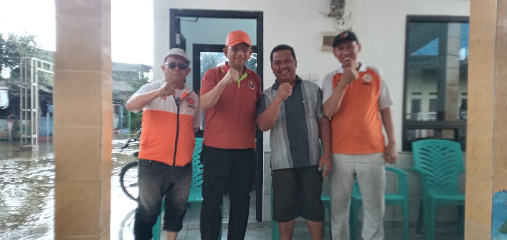 Wakil Ketua DPRD Kabupaten Bekasi yang juga Ketua MPD <a href="/PKSBekasi/">PKS Kabupaten Bekasi</a> Ustadz <a href="/BudiMM_/">Budi MM</a> menyerahkan bantuan kepada Ketua RW.011 Perum Villa Mutiara Jaya Wanajaya Bapak Syahfan Nurhadi #relawanpks