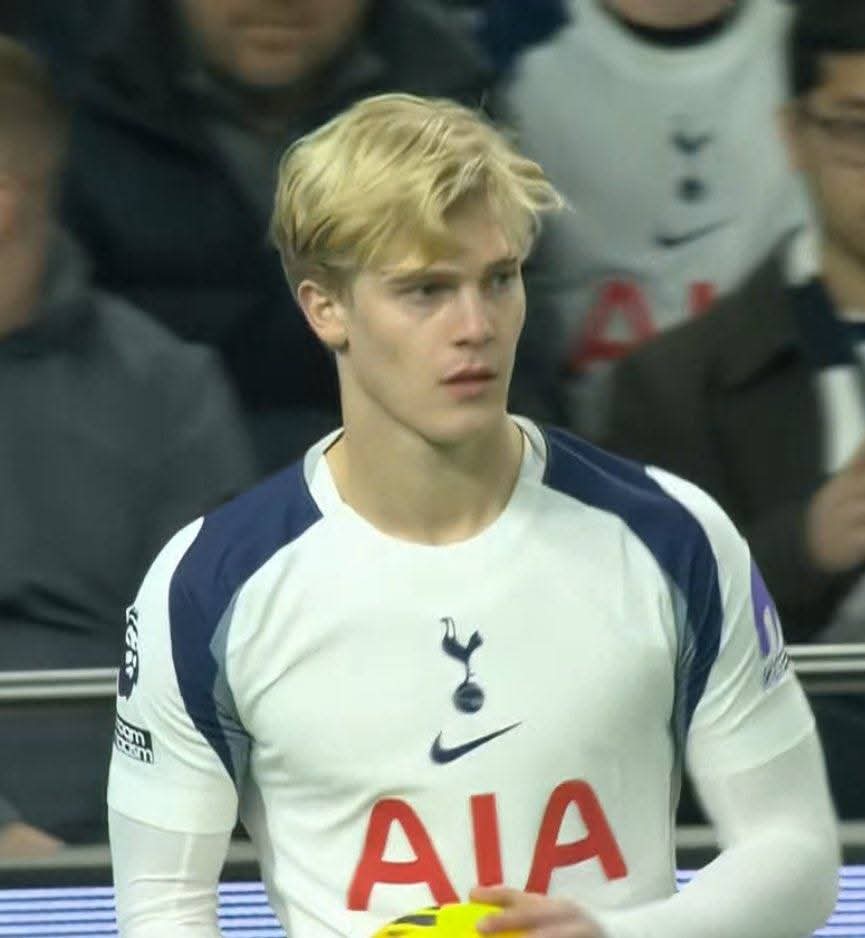 antinom's tweet image. Imagina nascer assim e ser jogador de futebol pqp Deus tem seus preferidos. Kk