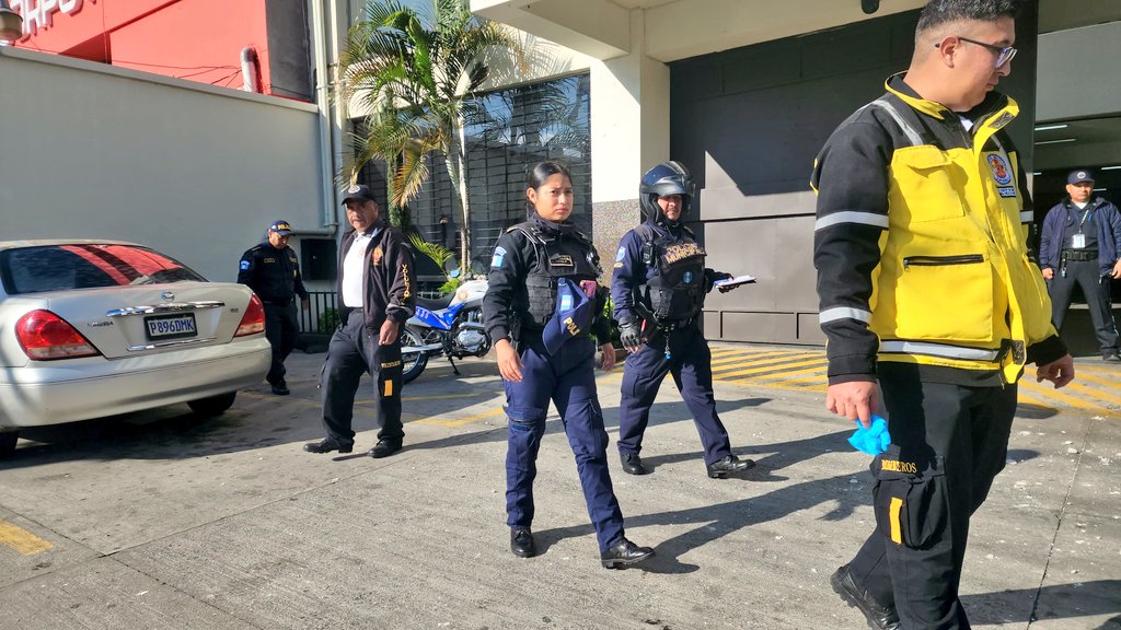 vichoguate's tweet image. URGENTE:

Reportan ataques simultáneos contra elementos de la PNC en varios puntos del país.