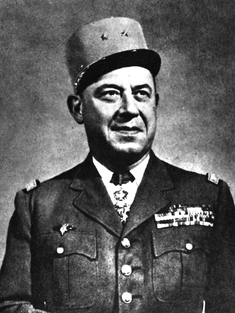 Ravivage de la Flamme à l'Arc de Triomphe en l'honneur du général #Bertrand et des mathématiciens polonais qui ont cassé le code #Enigma le 17 janvier #1940, et permis une avancée stratégique aux Alliés.