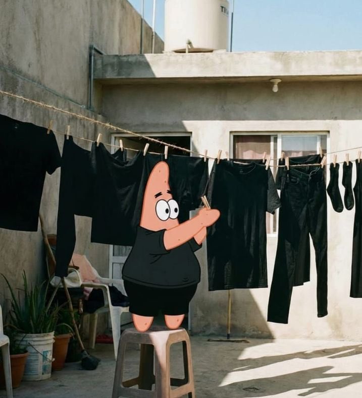 paginalixo1's tweet image. — Acho que ela não toma banho, ela está sempre usando as mesmas roupas.

-Minhas roupas: