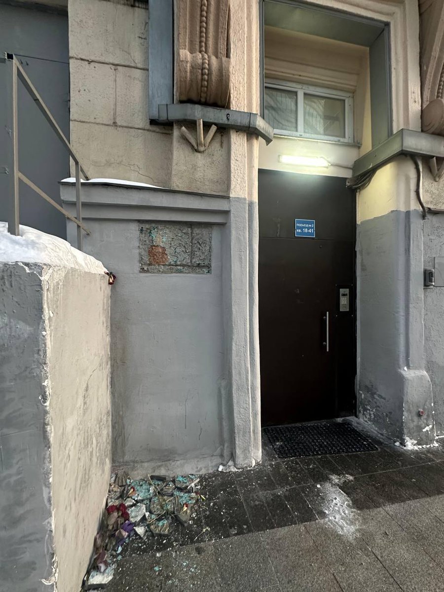 mediazzzona's tweet image. В Москве разбили памятную табличку на доме, где жила и была убита Анна Политковская

t.me/mediazzzona/27…
📷: zamyatinsk / Telegram