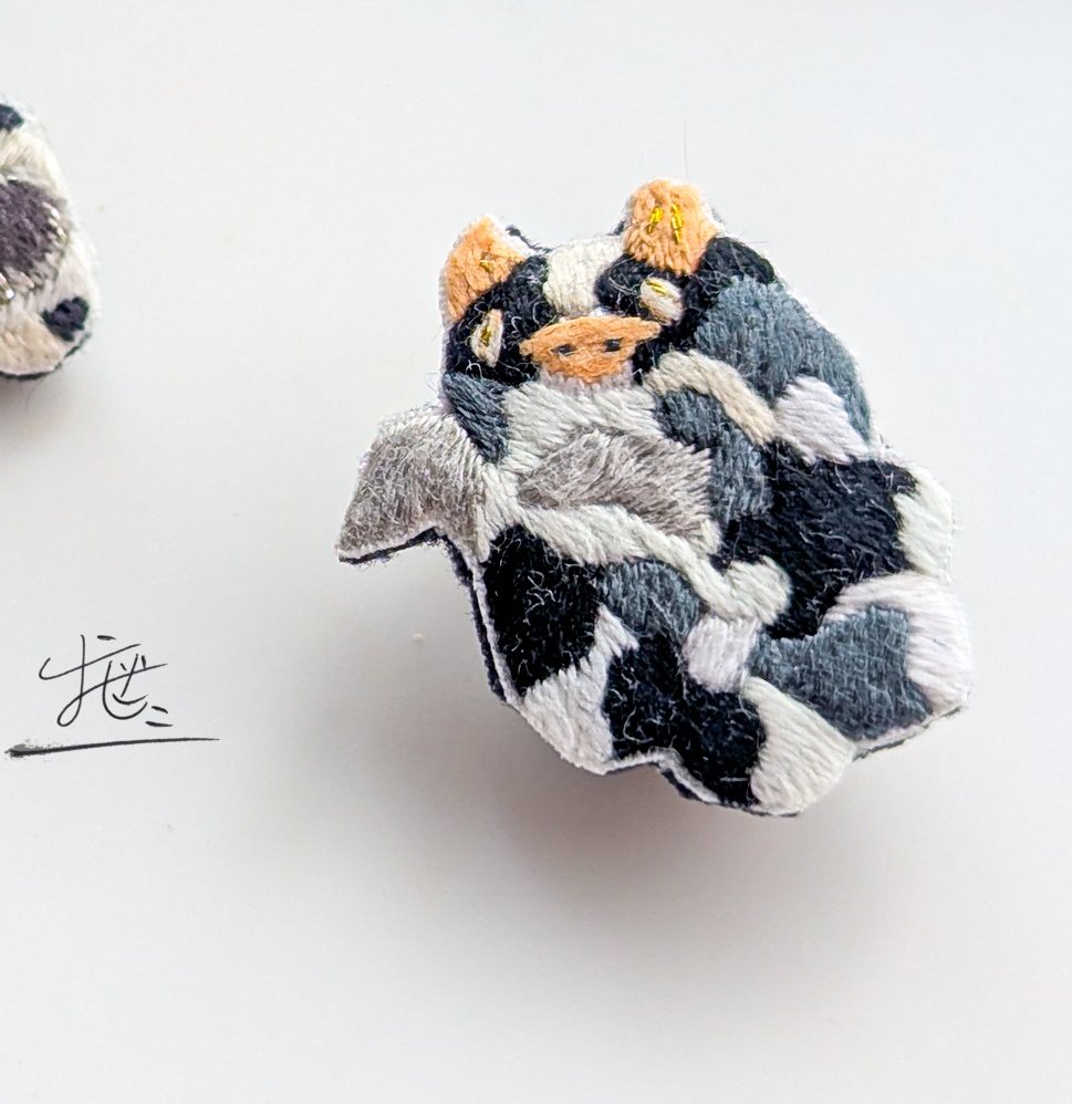 ozekanon's tweet image. #多分私しかやってない 
マンボウを月夜色カラフルに縫ってみたり、牛のお化けを縫ってみたり。

多分居ない気がする🐟️🐮