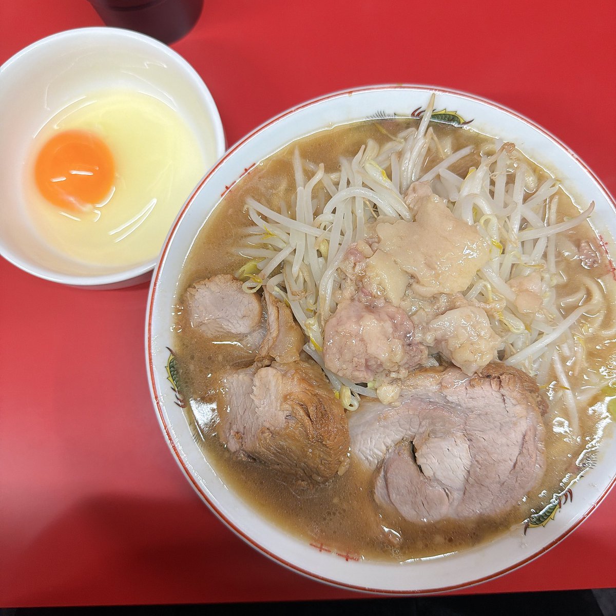 mayu_sono2's tweet photo. 🈁ラーメン二郎 一橋学園店/小平市
🍜小ラーメン（麺1/3ヤサイ少なめアブラ）
🥚生卵
食べるのがとても遅いのでロット乱してはいけないと思い1/3に。柔らかめの麺にチャーシュー2枚。厚くて柔らかいチャーシューも美味い！そしてお姉さんのテキパキさと店主さんの平ザルさばきにほれぼれした。 https://t.co/TFepl2tF8Y