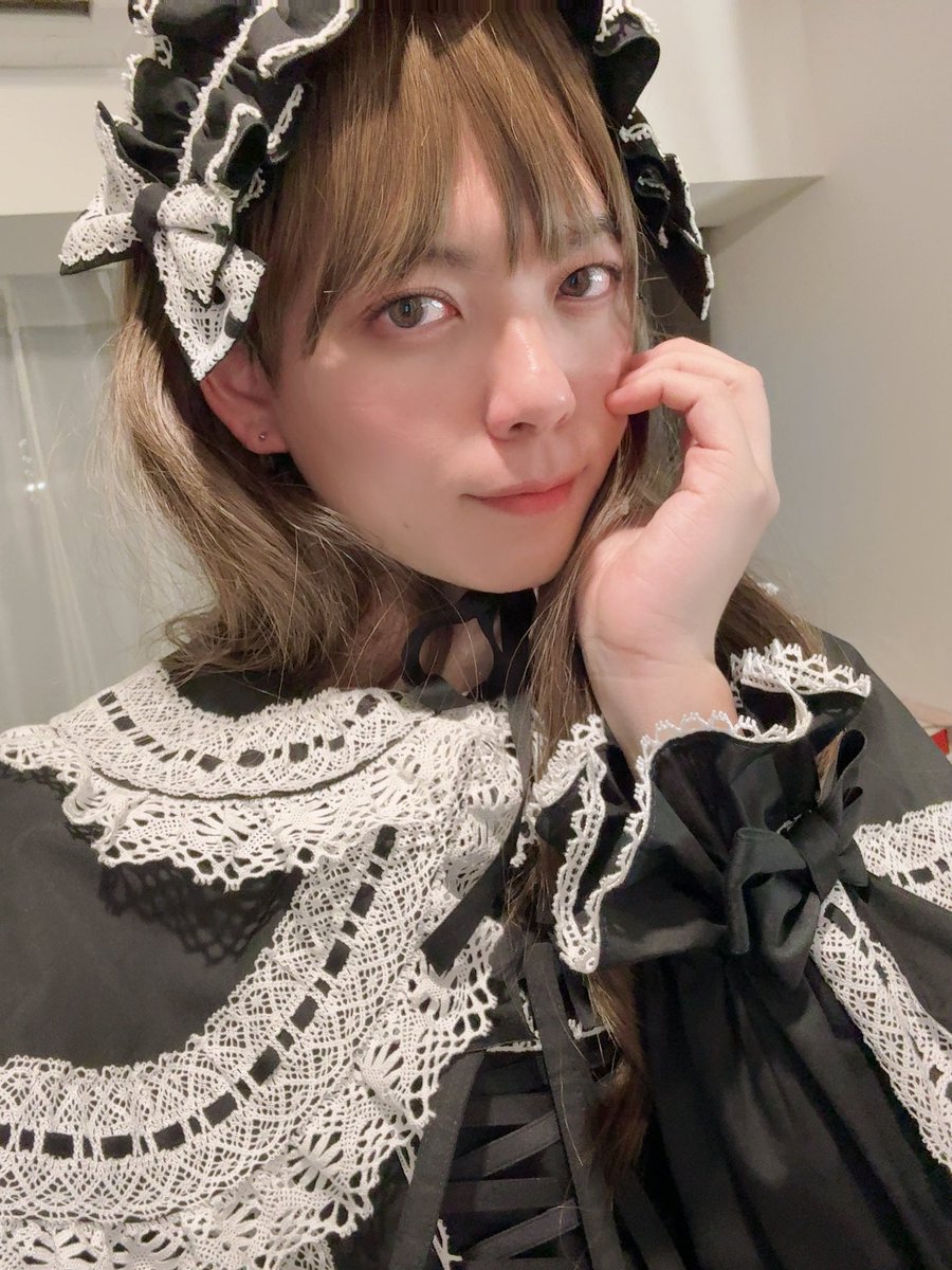 フォロワー1万人突破感謝👊👊👊
これからも程よく女装とイラスト活動してききますのでよろしくデストロイ