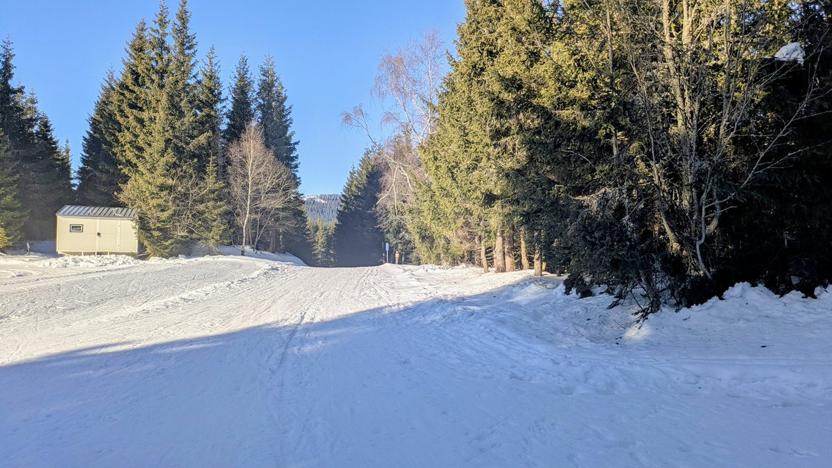 Nebe je modré a stopa bílá! Skol!