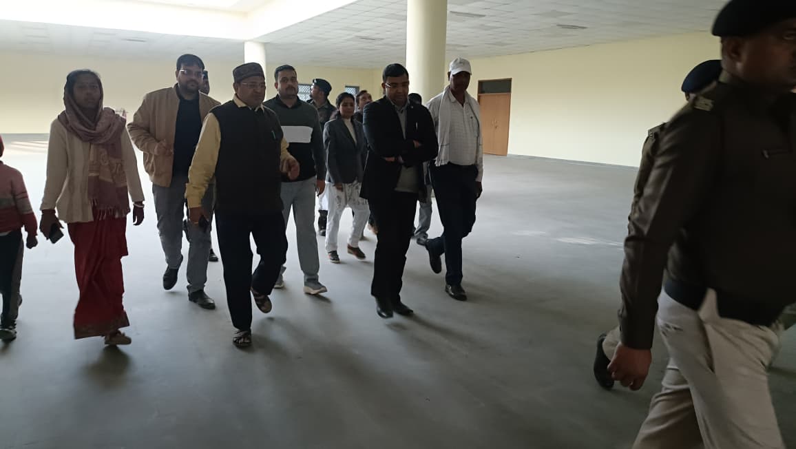 PrashantSahnii's tweet photo. नालंदा डीएम कुंदन कुमार ने तेलहाड़ा में पहली सदी के ऐतिहासिक तिलाधक विश्वविद्यालय के अवशेषों और वहां बने साइट म्यूजियम का निरीक्षण किया। डीएम ने 9.80 करोड़ की लागत से बने भवन का जायजा लिया और खुदाई में मिले पुरातात्विक अवशेषों के संरक्षण व डिस्प्ले के लिए आवश्यक दिशा-निर्देश दिए। https://t.co/1AkQ2FUNRR