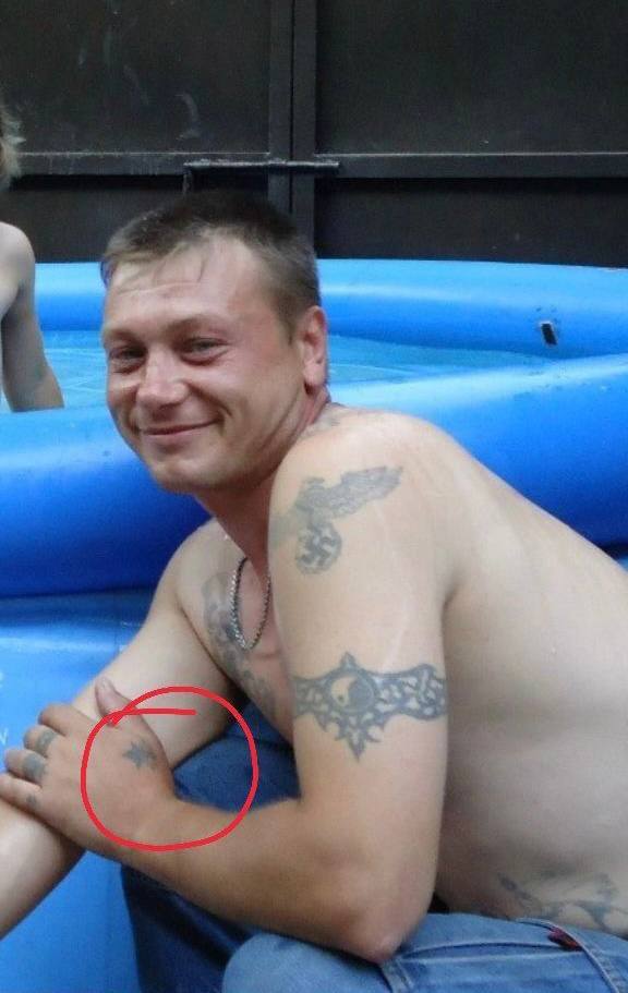 Літо 2022 року.
По татуюванню на руці "воєнкома ДНР" було знайдено й інші його фото - дуже незручні для російської пропаганди.

Але російські патріоти (які так люблять фото з татуюваннями!) в цей момент всі одночасно відвернулись від екранів і "випадково" нічого не помітили.