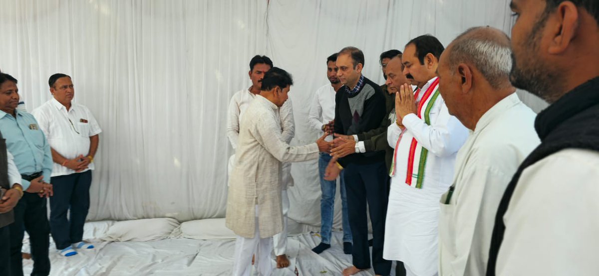 AdityaP40701404's tweet photo. मध्य प्रदेश शासन के पूर्व गृहमंत्री श्री बाला बच्चन जी की सुपुत्री हमारी छोटी बहन प्रेरणा जी के देवलोकगमन के पश्चात आज राजपुर स्थित उनके निवास पहुंचकर दिवंगत पुण्यात्मा को भावभीनी श्रद्धांजलि अर्पित की।
@BalaBachchan https://t.co/vqo7IhS3wA
