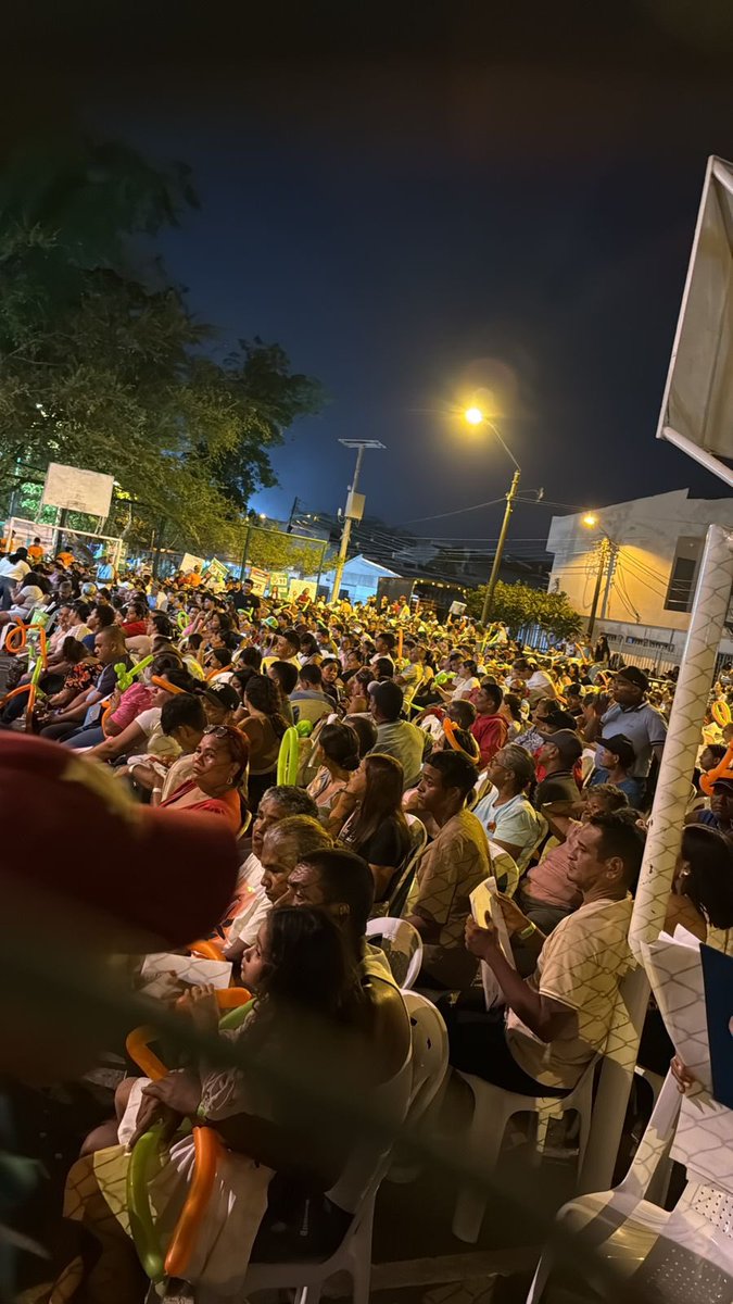 diegopanzenu's tweet photo. Fuerte respaldo popular en Montería: Más de 1700 personas respaldan el proyecto de Ana Paola García al Senado y la lista a cámara del partido @PCambioRadical .
En el corazón de la comuna 4 de Montería, más de 1700 personas se reunieron para reafirmar su compromiso con el proyecto político de la candidata al Senado Ana Paola García Soto, identificada con el número U#11 en la lista del Partido de la U. El evento, cargado de entusiasmo y energía colectiva, demostró una vez más el poder de convocatoria de la familia  Pérez Posada “Perpos”, quienes lideraron esta masiva muestra de apoyo y consolidaron un fuerte respaldo en la capital cordobesa.
La multitud expresó su confianza en la trayectoria de @AnaPaolaGarciaU , destacando su compromiso con las comunidades, la lucha contra el hambre y el desarrollo territorial. Este encuentro en plena comuna 4 no solo refleja la solidez de su base política en Montería, sino que envía un mensaje claro de unidad y fuerza hacia las elecciones legislativas de 2026.
¡El pueblo está con Ana Paola! Este respaldo masivo impulsa su aspiración al Senado y fortalece la coalición que busca representar los intereses de Córdoba y Colombia desde el Congreso. @andresprez