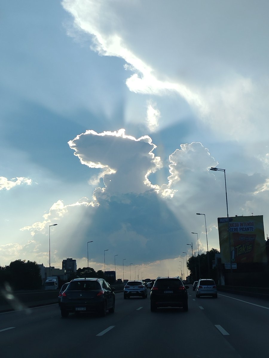 serdocentehoy's tweet photo. @todonoticias #EsteFinde 
Yo también encuentro formas en las nubes. Para mí es Homero Simpson. ¿Qué opinan? AU 25 de Mayo https://t.co/PmXC5Q61ev