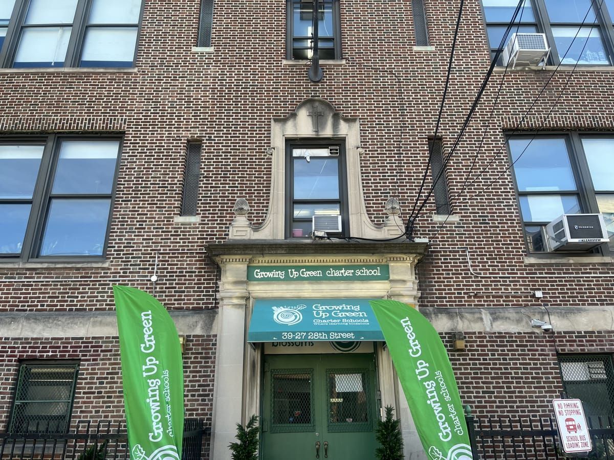 HellGateNY's tweet image. Teachers at an LIC school spent almost 3 years negotiating their contract, while other (un-unionized) schools received additional benefits. Then, in December, management told them the union was decertified—without a public vote or NLRB approval. hellgatenyc.com/queens-charter…