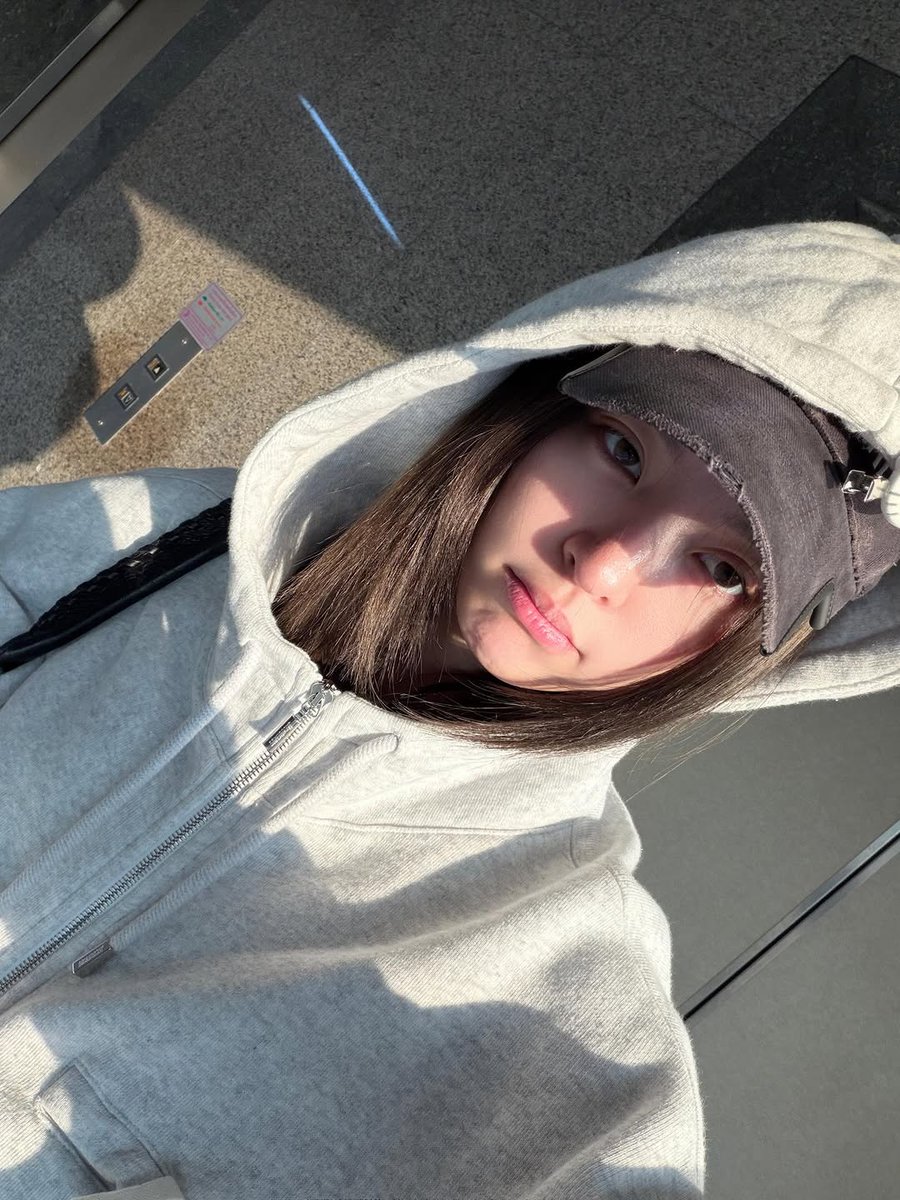 irsshia's tweet image. Besok sudah Senin. 🥲