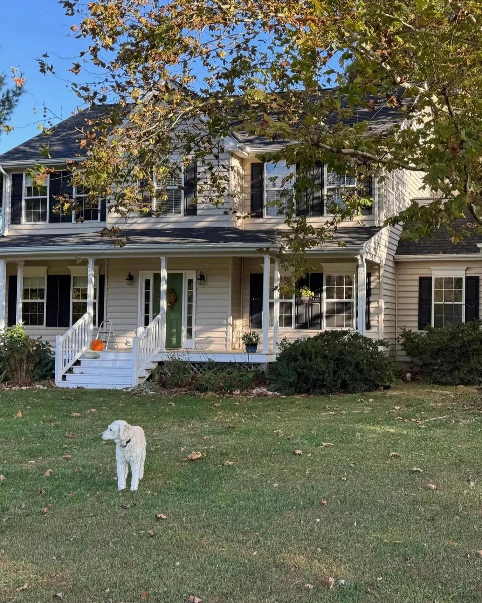 BarryAllbright's tweet photo. Can you picture waking up to stunning views of the Blue Ridge Mountains? This 4-bed, 2.5-bath colonial-style home offers a perfect country setting on 3.26 acres. Spacious living on three levels, with no pesky restrictions or covenants. 🐴
Call Barry at 703-408-9339 https://t.co/YyNV4noCDF