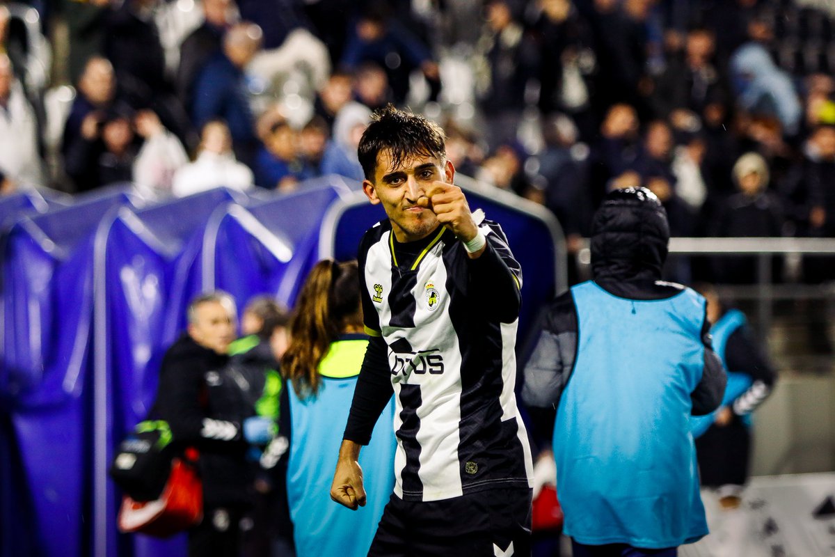 Se merienda a la banda como si estuviese en el Okay un viernes por la tarde

Si el balón va al palo se tira con la cabeza

Si se tiene que poner 20 minutos de portero no pide ni la hora (le gusta sufrir)

Está colgao, pero es NUESTRO colgao.

A sus pies, Jose Juan Estévez