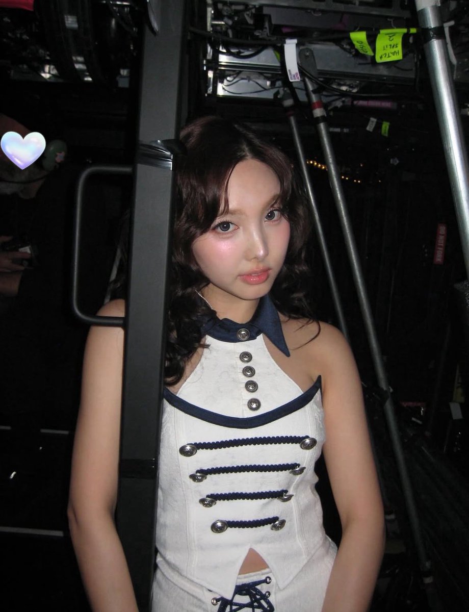 pinkdoggo29's tweet image. 260118🐰📸 (1) 

NY via @. bit.boot_haeram (makeup artist) 

“Seattle day1 @.nayeonyny💙” 

#NAYEON #TWICE #트와이스