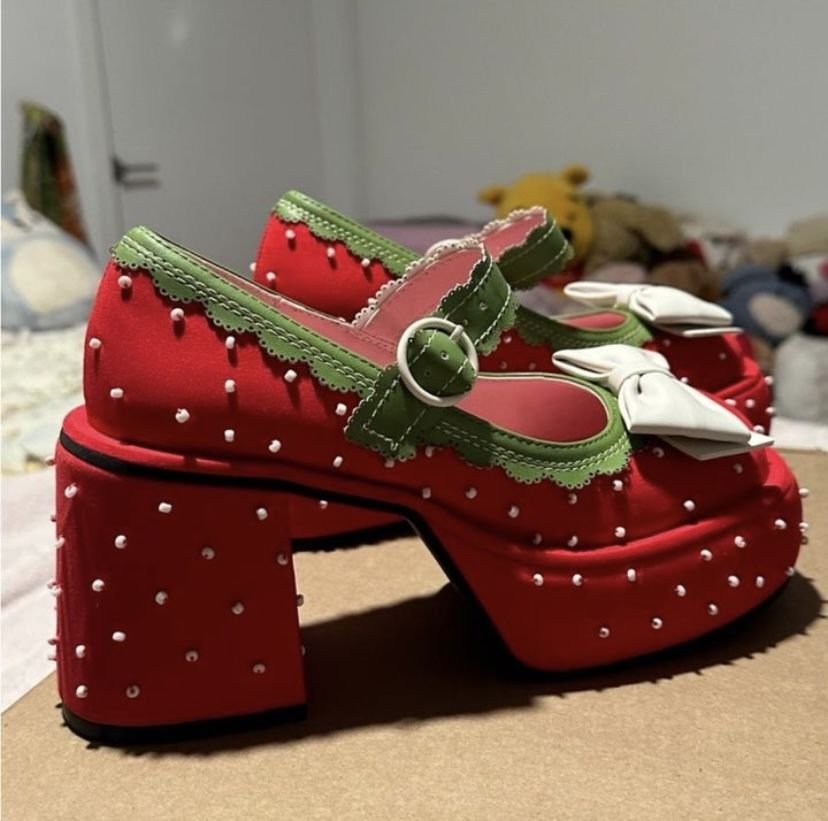 aesttics's tweet image. Strawberry heels 🍓