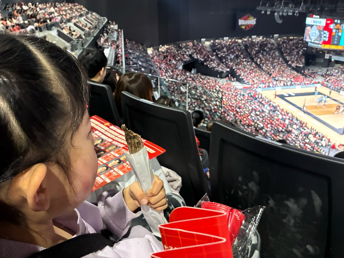 A_ayayou's tweet photo. みんなでバレーボール観戦🏐
フルセットめっちゃ楽しかったです！
スポーツ観戦の中でバレーが1番好き♡
豪華メンバーのプレーを観ることができて良き時間でした。
#ウルフドッグス名古屋 #サントリーサンバーズ大阪 #IGアリーナ https://t.co/RuXzRJoSAh