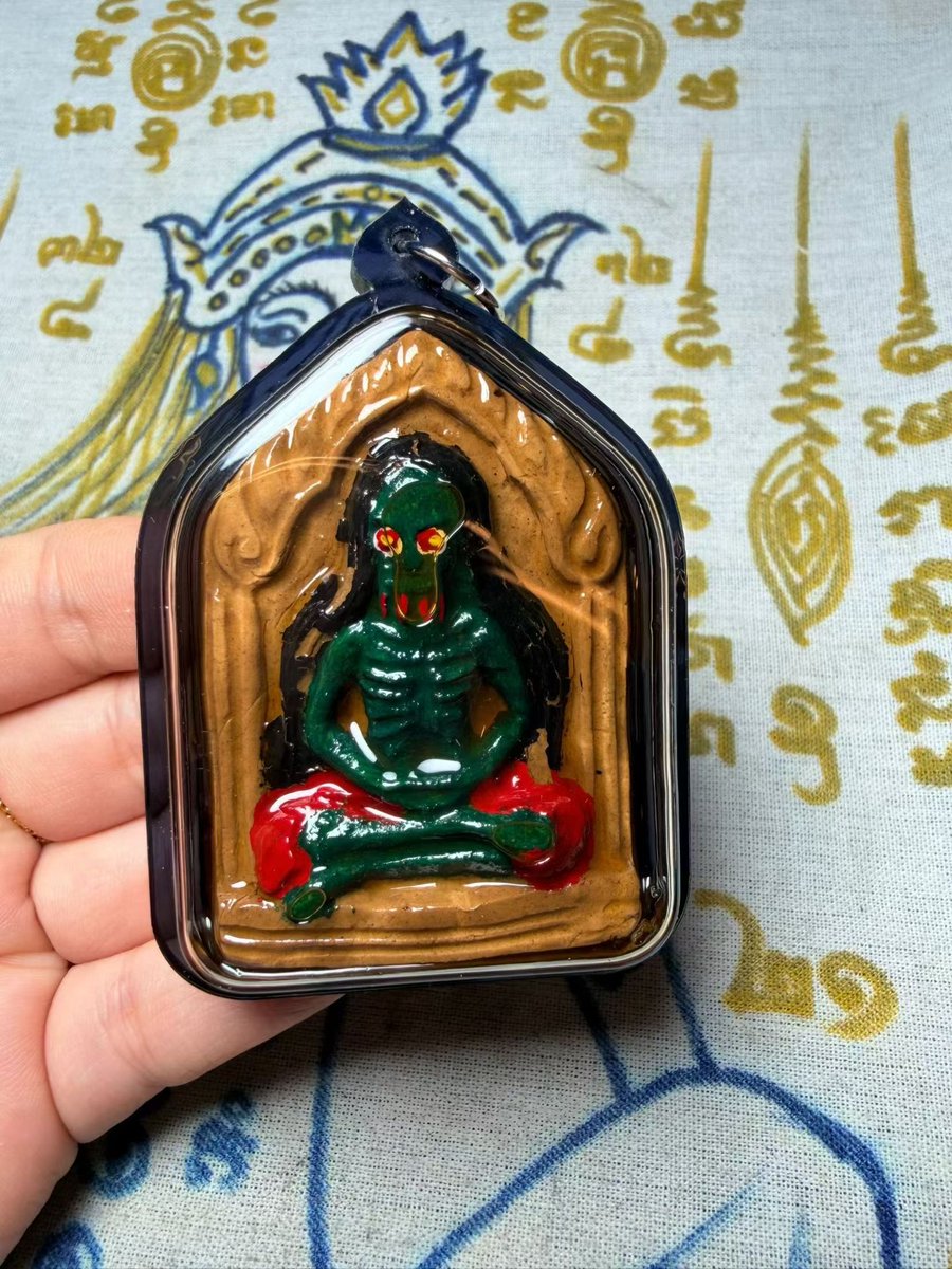 阿赞丹追债皮喷（108种稀有料） —盯准目标.夺财夺运.偷心锁情灵力背景皮喷源自古缅法门，内入6位吊颈死亡大鬼，含108种珍稀法料，历经三年加持淬炼。  此法门在古缅时期，常用于皇室地位争夺与财运夺取——有记载指出，曾有宫廷宠臣透过皮喷将其他官员与将军的财富、运势悉数 ...